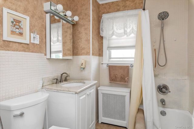 18 W Melrose Street, Valley Stream, NY 11580