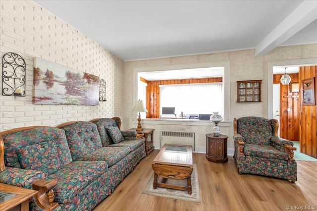 18 W Melrose Street, Valley Stream, NY 11580