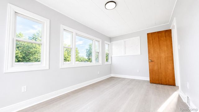 8463 Paige Avenue, Warren, MI 48089