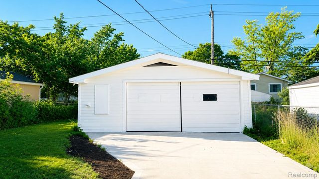 8463 Paige Avenue, Warren, MI 48089
