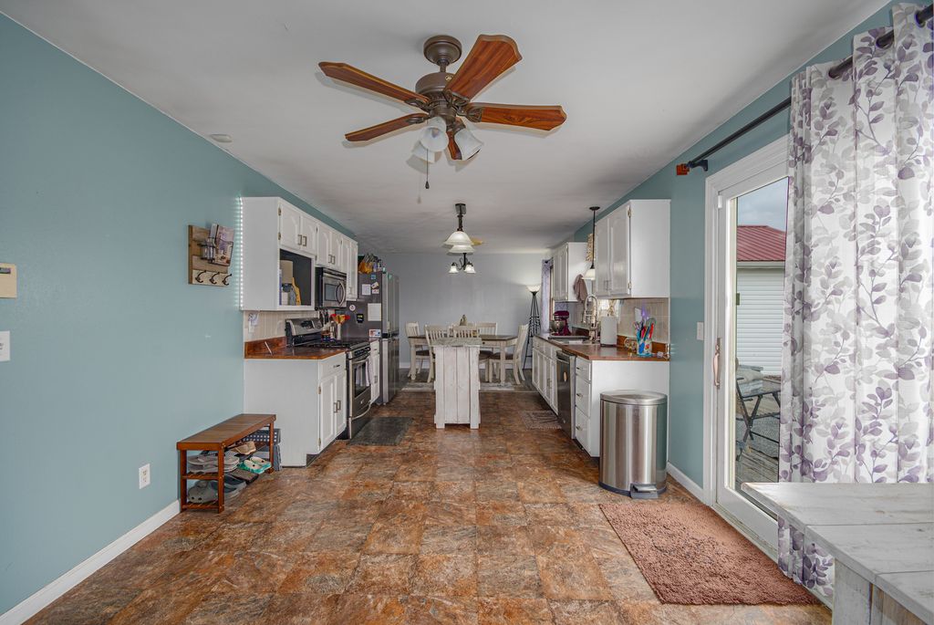 Image 11 of property listing at 4786 KELLER Road, Iuka, IL 62849