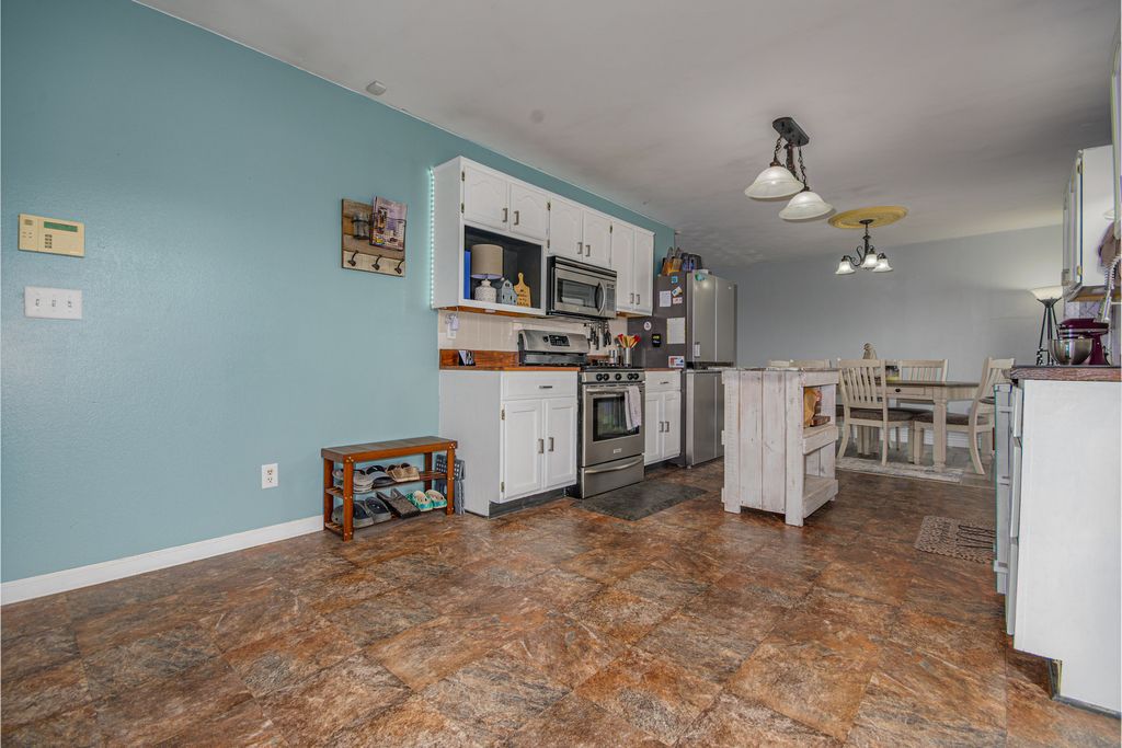 Image 13 of property listing at 4786 KELLER Road, Iuka, IL 62849