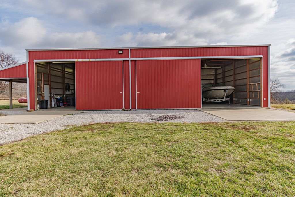 Image 3 of property listing at 4786 KELLER Road, Iuka, IL 62849