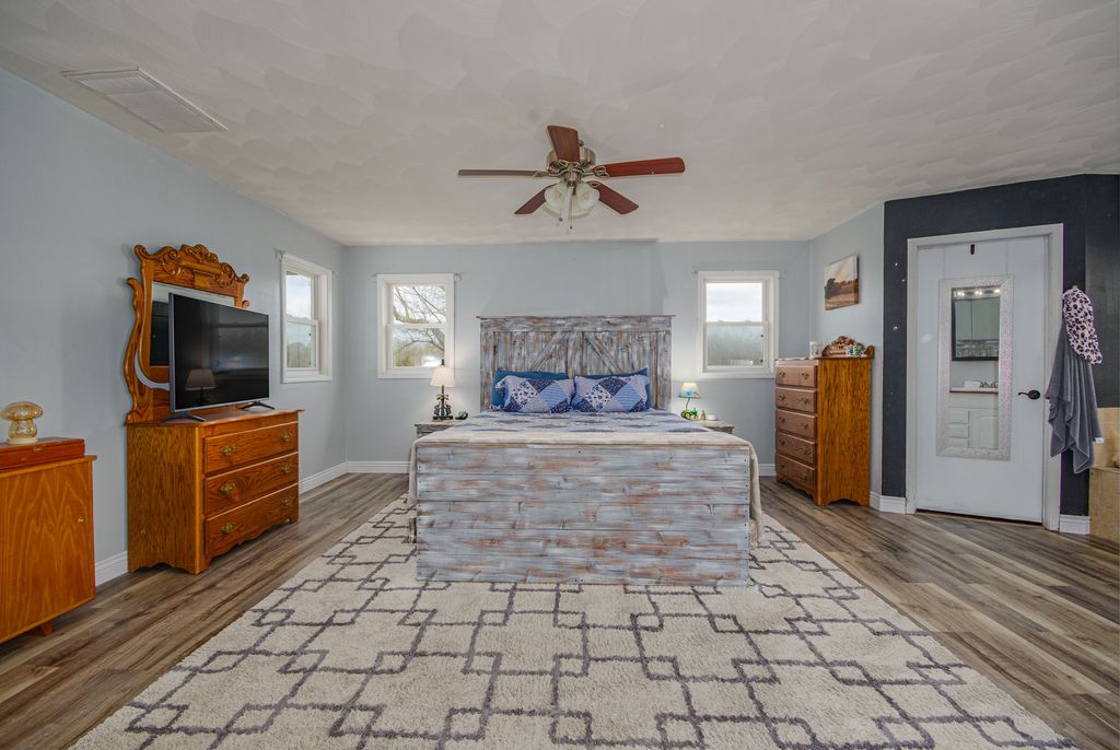 Image 24 of property listing at 4786 KELLER Road, Iuka, IL 62849