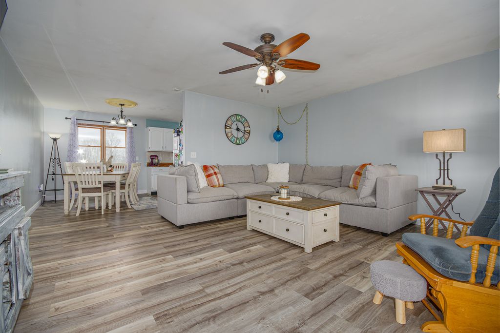 Image 6 of property listing at 4786 KELLER Road, Iuka, IL 62849