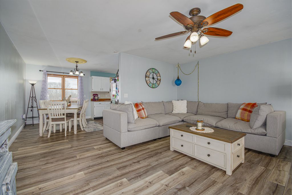 Image 7 of property listing at 4786 KELLER Road, Iuka, IL 62849