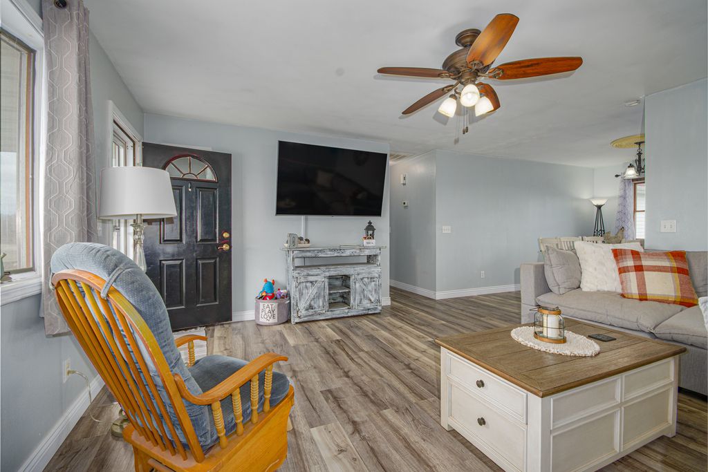 Image 8 of property listing at 4786 KELLER Road, Iuka, IL 62849