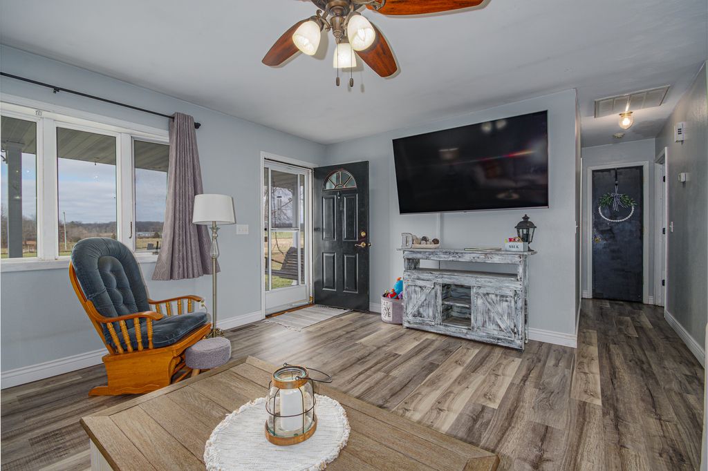 Image 9 of property listing at 4786 KELLER Road, Iuka, IL 62849