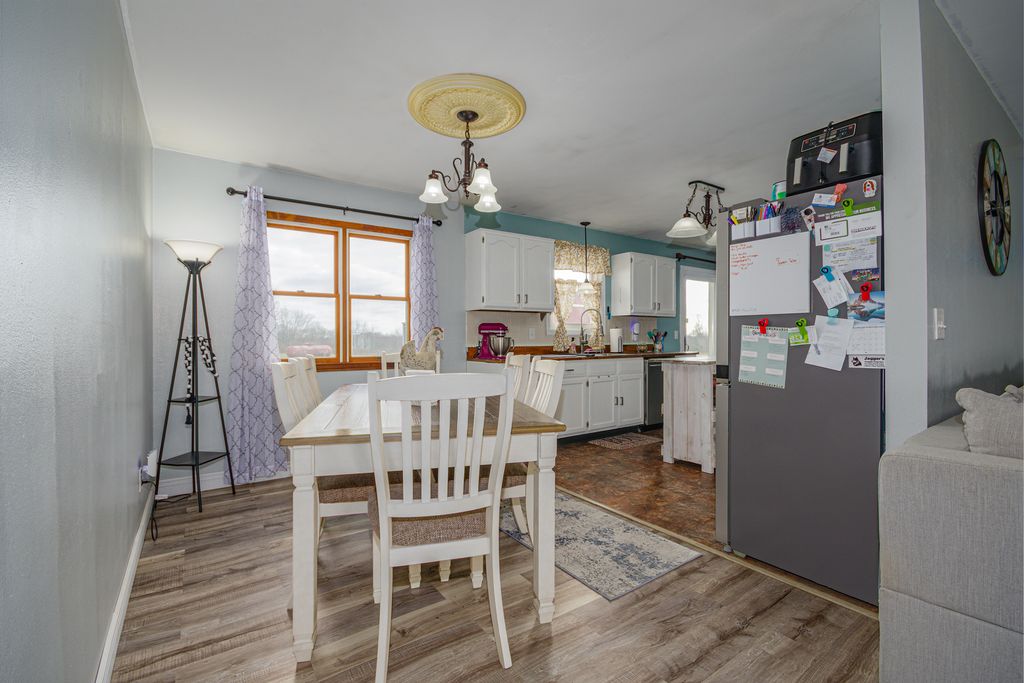 Image 10 of property listing at 4786 KELLER Road, Iuka, IL 62849