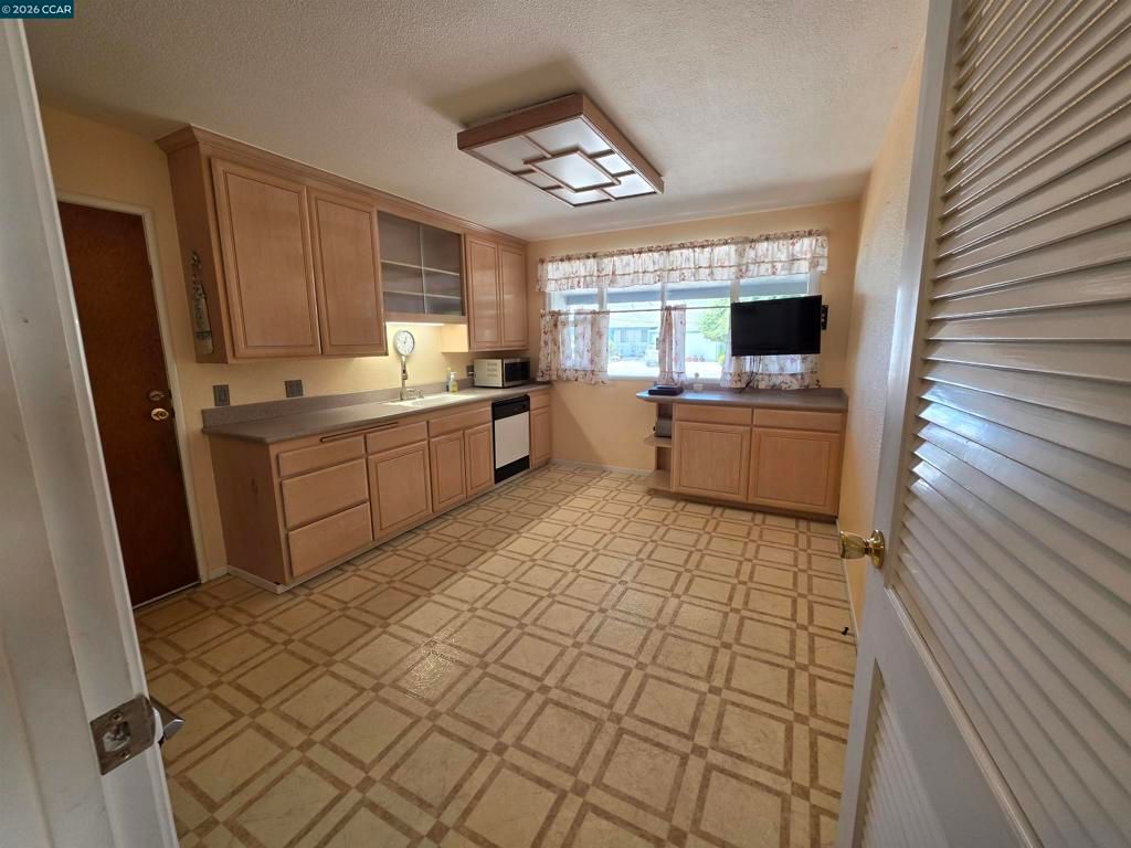 Image 5 of property listing at 15044 Juniper St, San Leandro, CA 94579