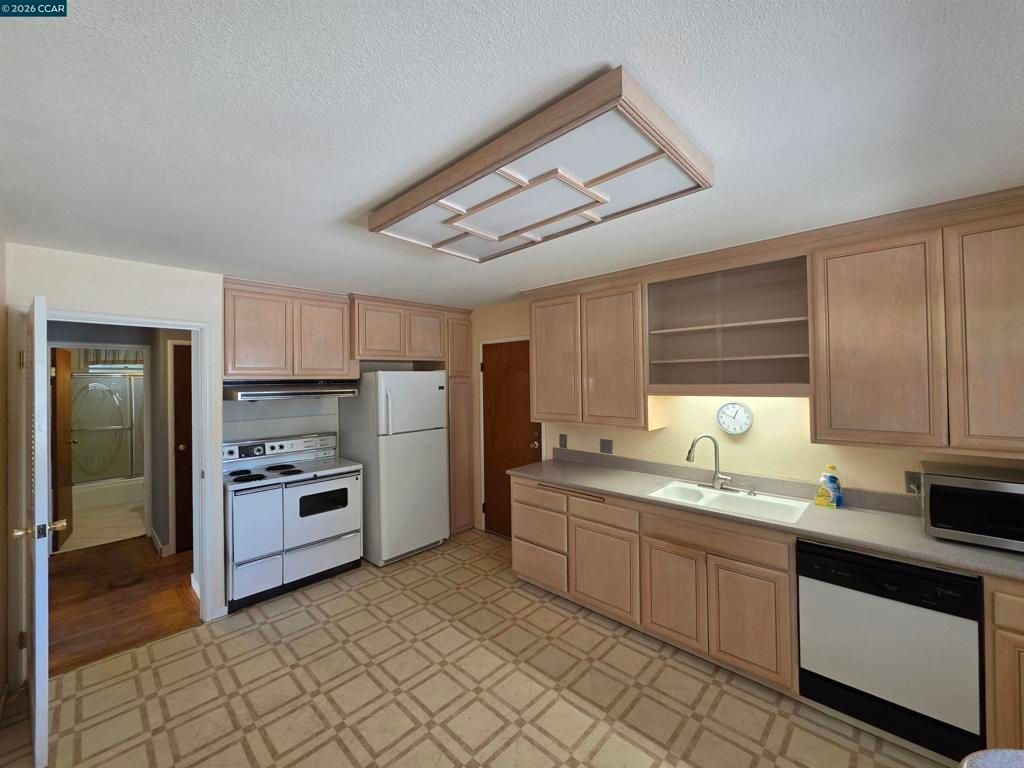 Image 6 of property listing at 15044 Juniper St, San Leandro, CA 94579