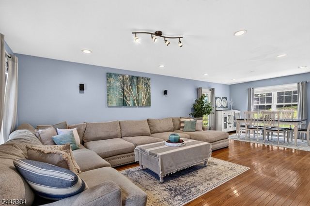 8 Cross Oak Ln, West Milford Twp., NJ 07480