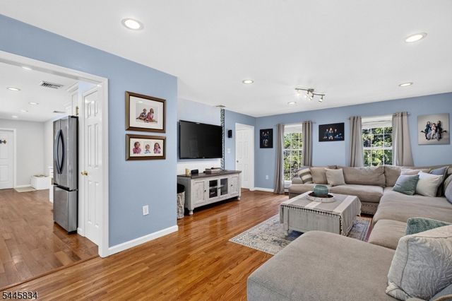 8 Cross Oak Ln, West Milford Twp., NJ 07480