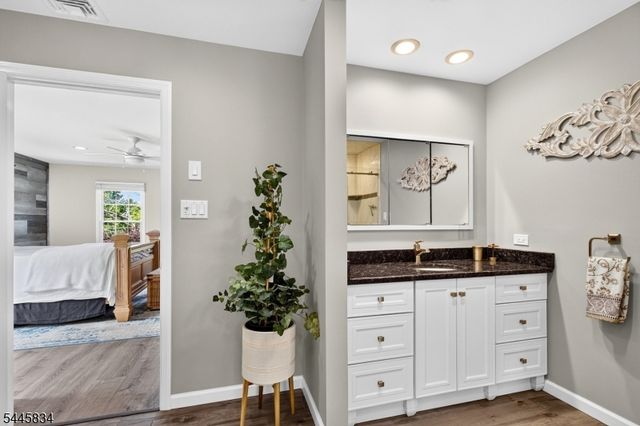8 Cross Oak Ln, West Milford Twp., NJ 07480