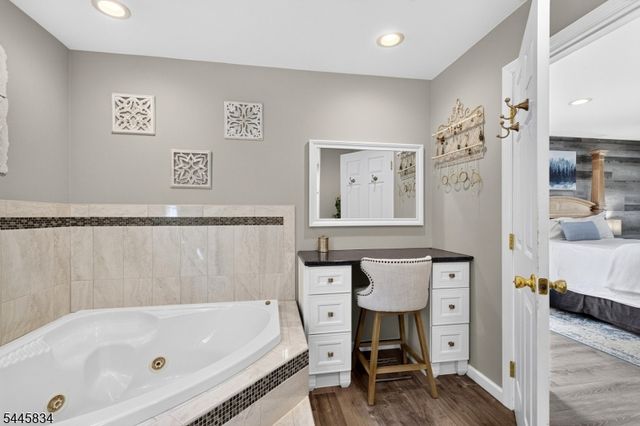 8 Cross Oak Ln, West Milford Twp., NJ 07480