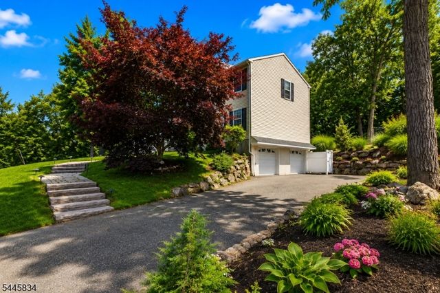 8 Cross Oak Ln, West Milford Twp., NJ 07480