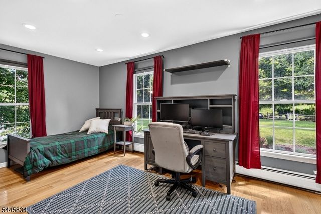 8 Cross Oak Ln, West Milford Twp., NJ 07480