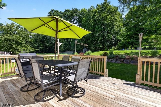 8 Cross Oak Ln, West Milford Twp., NJ 07480