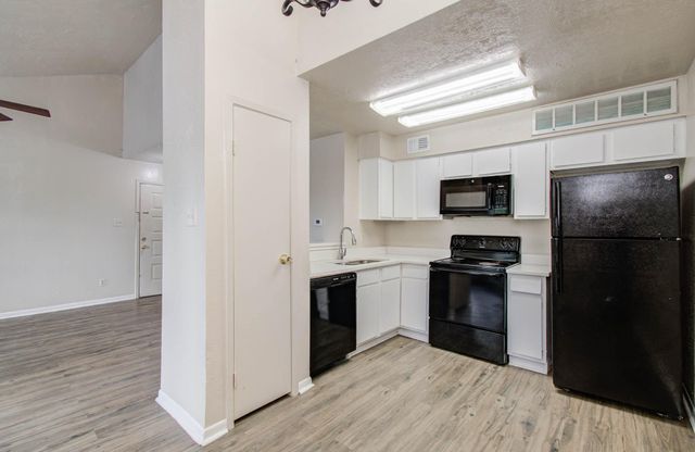 2021 Spenwick Drive 322, Houston, TX 77055