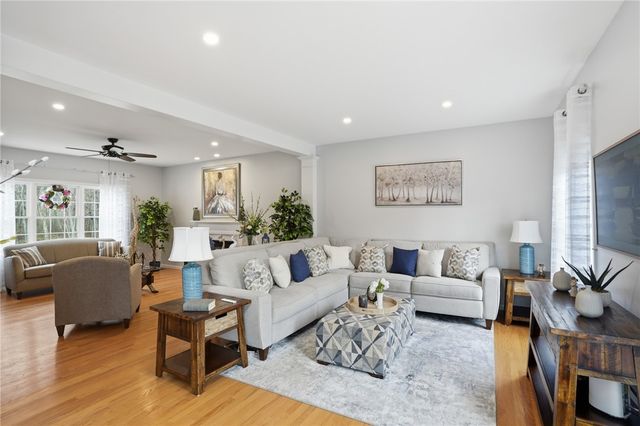 52 Hummingbird Lane, Cranston, RI 02921