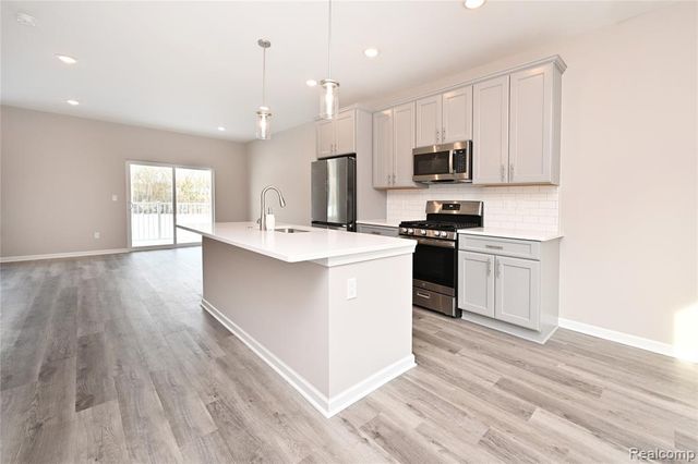 4861 Parkside Lane, Troy, MI 48085