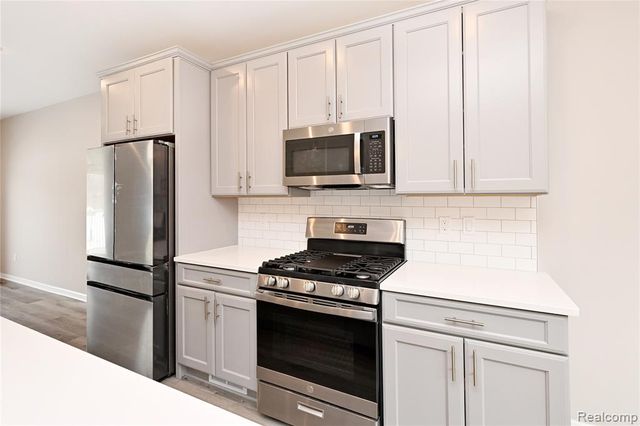 4861 Parkside Lane, Troy, MI 48085