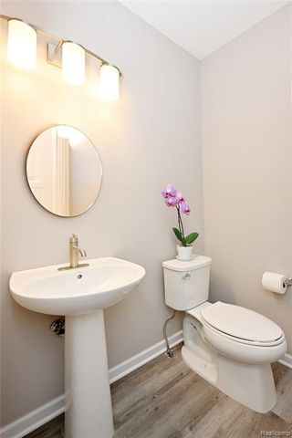 4861 Parkside Lane, Troy, MI 48085