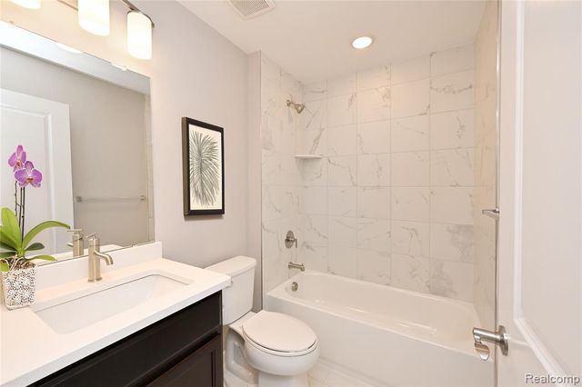 4861 Parkside Lane, Troy, MI 48085