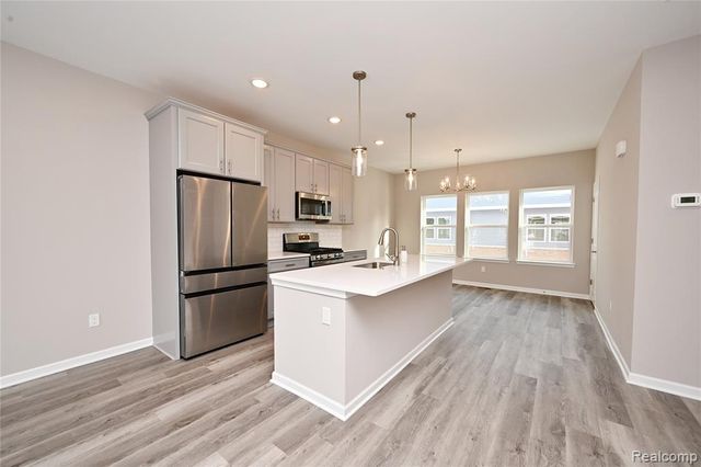 4861 Parkside Lane, Troy, MI 48085