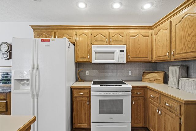 1611 E Barnes Street, Ozark, MO 65721