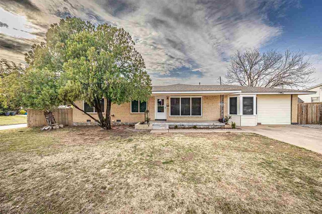 2202 NW 36th St, Lawton, OK 73505