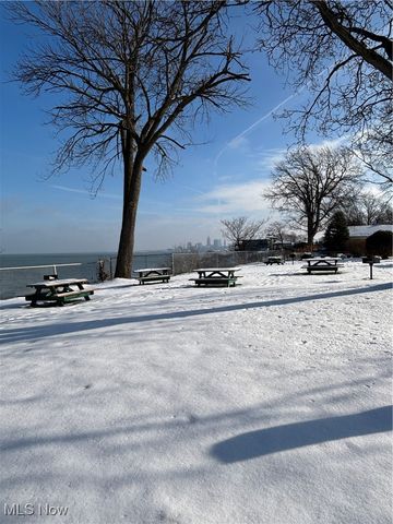 11720 Edgewater Drive, Lakewood, OH 44107