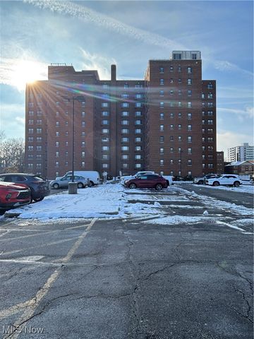 11720 Edgewater Drive, Lakewood, OH 44107