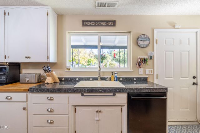 720 NW Morgan Lane, Grants Pass, OR 97526