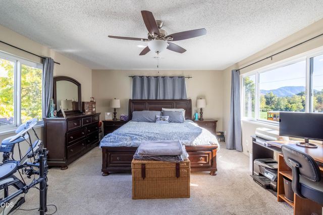 720 NW Morgan Lane, Grants Pass, OR 97526