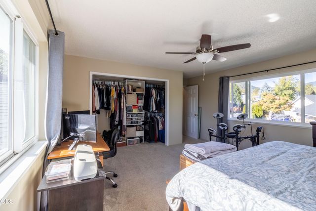 720 NW Morgan Lane, Grants Pass, OR 97526