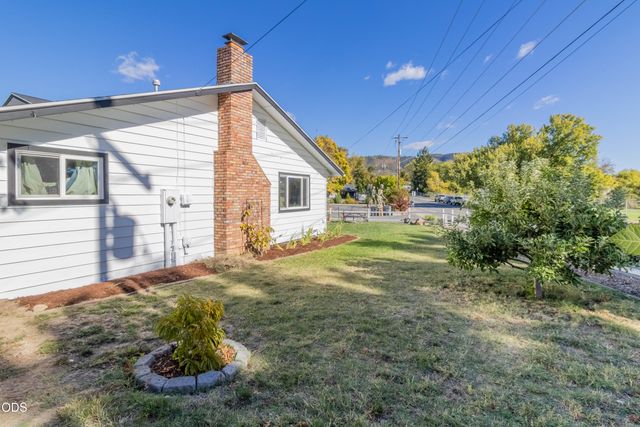 720 NW Morgan Lane, Grants Pass, OR 97526
