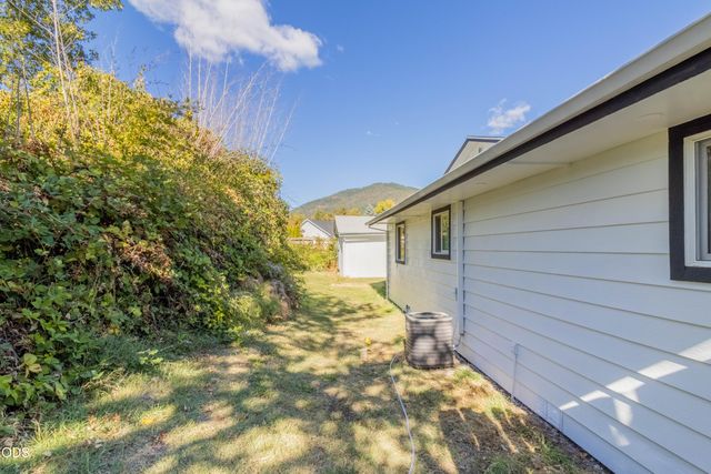 720 NW Morgan Lane, Grants Pass, OR 97526