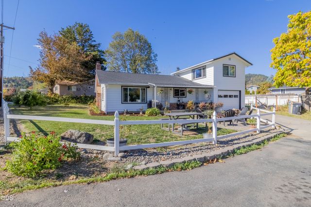 720 NW Morgan Lane, Grants Pass, OR 97526
