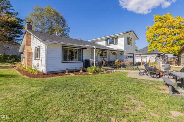 720 NW Morgan Lane, Grants Pass, OR 97526