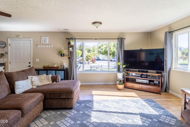 720 NW Morgan Lane, Grants Pass, OR 97526