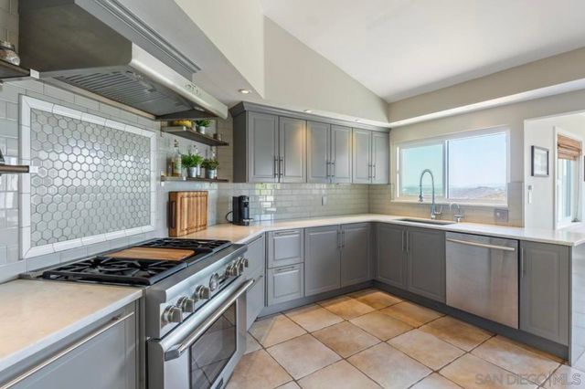 17924 Saint Andrews Dr, Poway, CA 92064