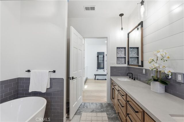 1852 6th, Manhattan Beach, CA 90266