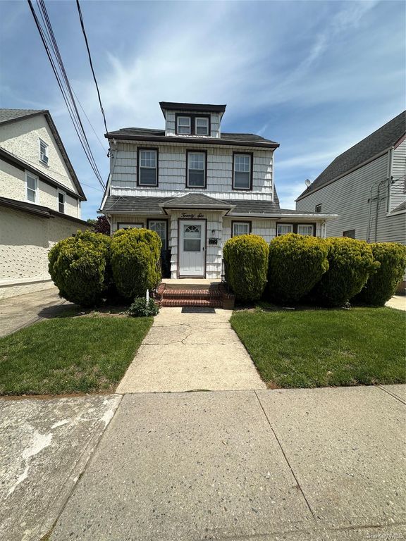 26 Starks Place, Lynbrook, NY 11563