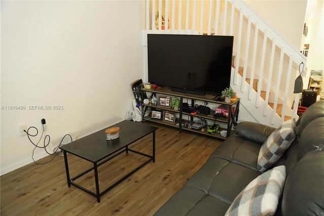 159 Hidden Ct Rd, Hollywood, FL 33023