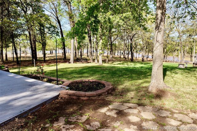 25 E Shoreline Drive, Eufaula, OK 74432