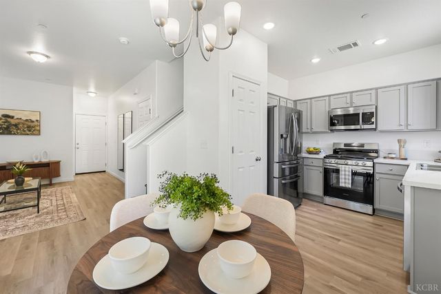 1057 Buena Vista Lane, Hanford, CA 93230