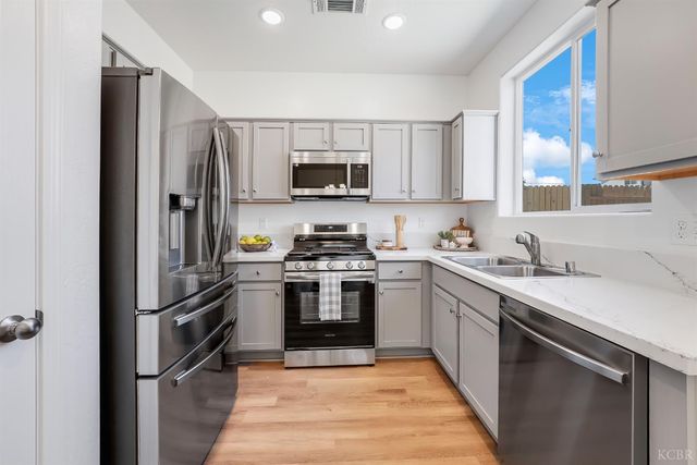 1057 Buena Vista Lane, Hanford, CA 93230