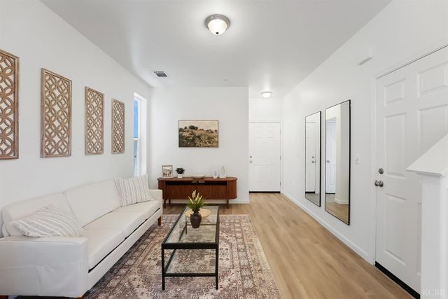 1057 Buena Vista Lane, Hanford, CA 93230