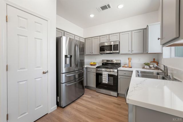 1057 Buena Vista Lane, Hanford, CA 93230